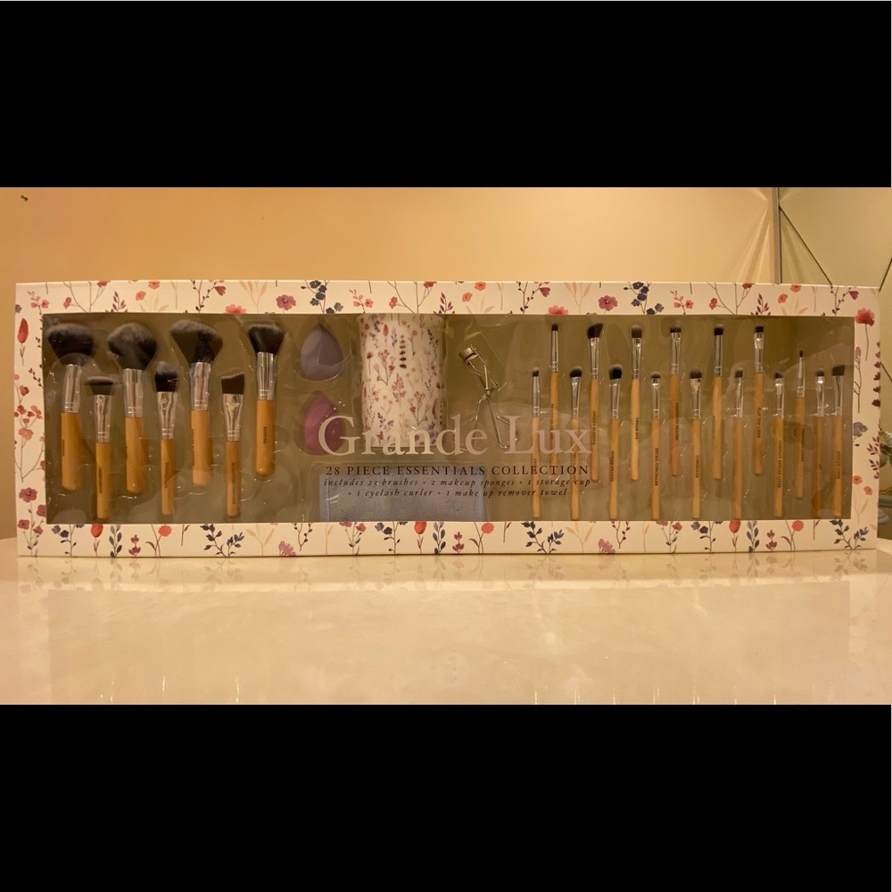 Makeup Brush Set Grande Lux 28 pieces essentials collection, perfect gift set